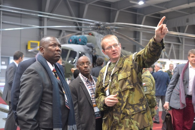 O expozici Armády ČR se živě zajímal státní ministr obrany  Ugandy Okello Engola Charles Macodwogo