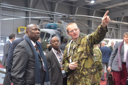 O expozici Armády ČR se živě zajímal státní ministr obrany  Ugandy Okello Engola Charles Macodwogo