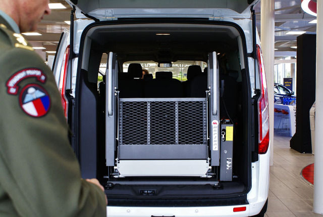 Zadní elektricky ovládaná sklopná plošina usnadní převoz válečného veterána Josefa Bělohlávka