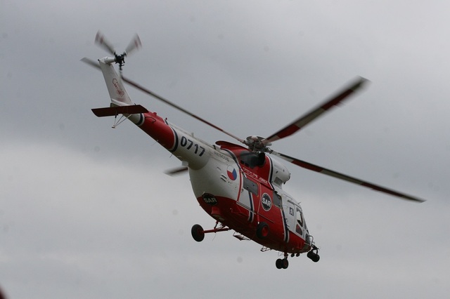 Vrtulník s raněným na palubě odlétá do traumacentra nemocnice k poskytnutí další péče