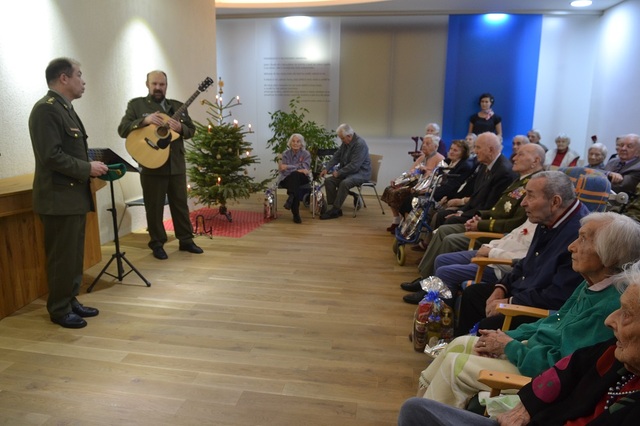 Pozdravy od válečných veteránů z Karlových Varů tlumočil veteránům ze střešovické nemocnice ředitel odboru pro válečné veterány plukovník gšt. Eduard Stehlík