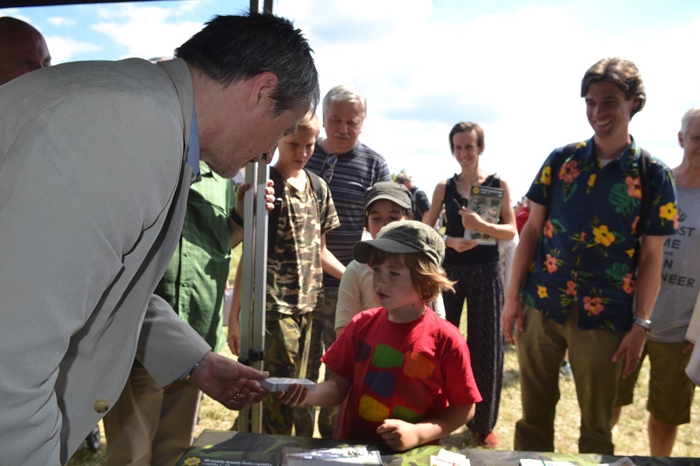 Jednu z cen za všechny správně zodpovězené otázky předal i ministr obrany Martin Stropnický