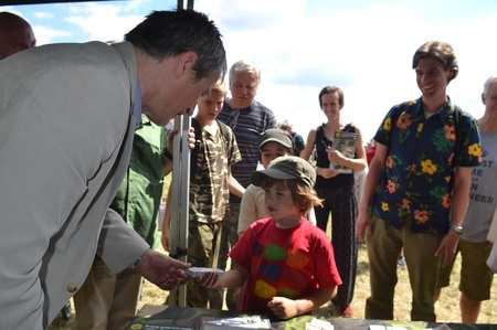 Jednu z cen za všechny správně zodpovězené otázky předal i ministr obrany Martin Stropnický