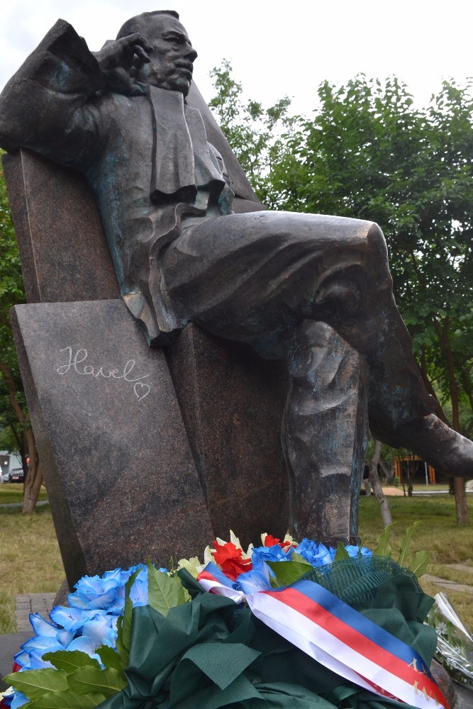 Socha Václava Havla ve Vake Parku v Tbilisi