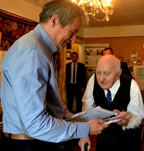 Pan Irakli Kandareli předal ministru obrany Martinu Stropnickému historické materiály