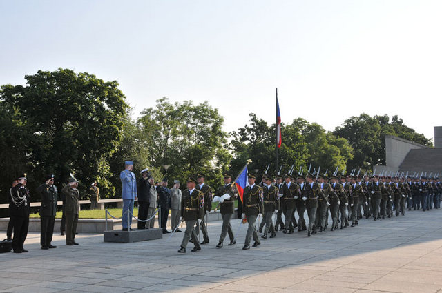 Přehlídka Čestné jednotky na závěr ceremoniálu