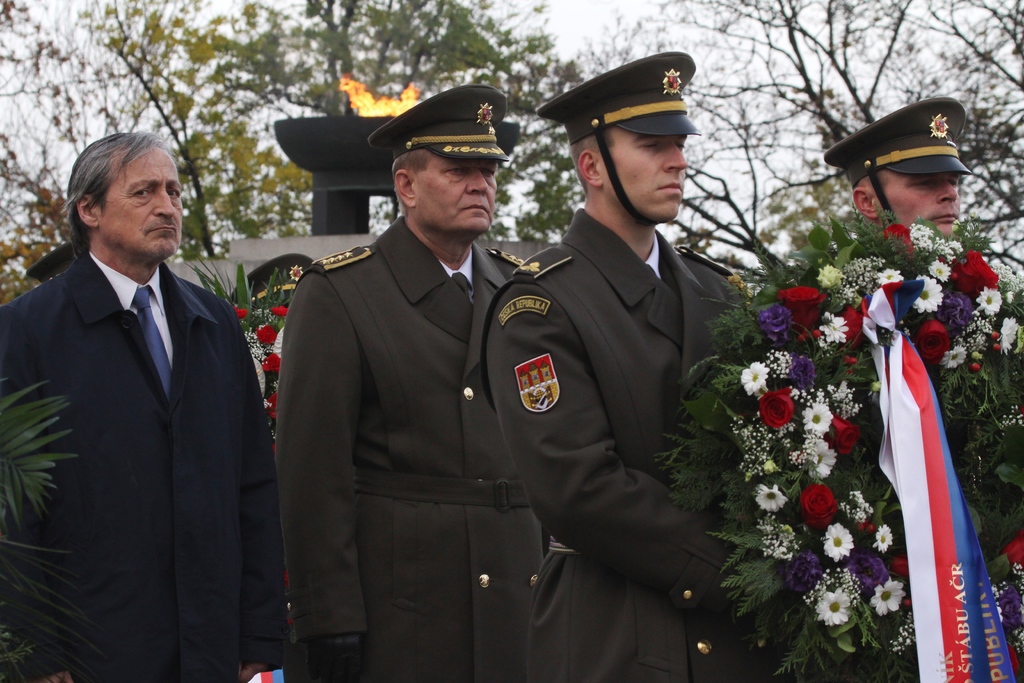 Památku padlých uctili položením věnce ministr obrany Martin Stropnický a náčelník GŠ AČR armádní generál Josef Bečvář