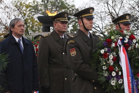 Památku padlých uctili položením věnce ministr obrany Martin Stropnický a náčelník GŠ AČR armádní generál Josef Bečvář