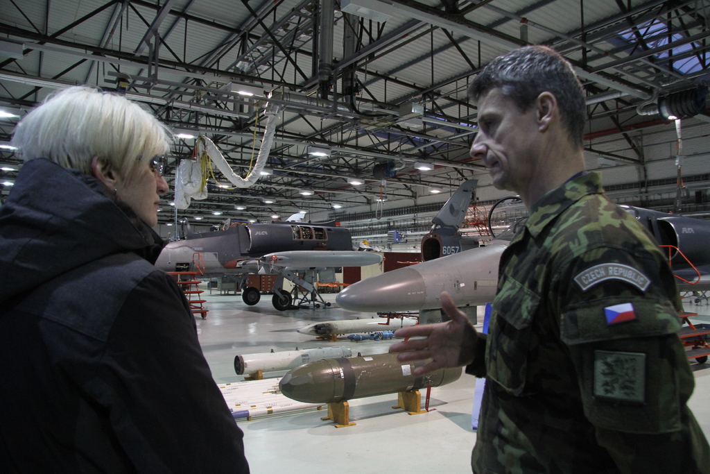 Ukázka letecké techniky 21. základny taktického letectva v hangáru