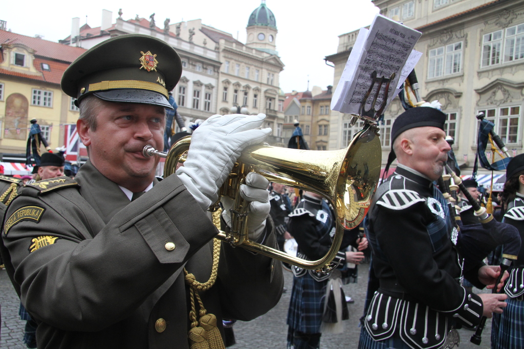Vojenští hudebníci české i skotské hudby při společném vystoupení