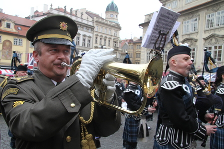 Vojenští hudebníci české i skotské hudby při společném vystoupení