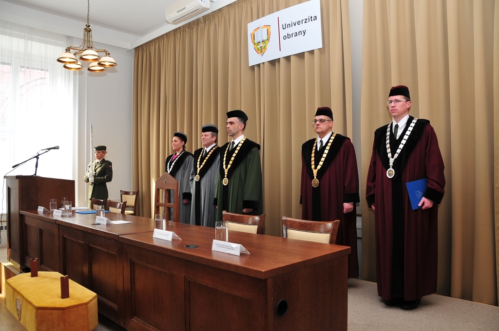 Představitelé UO a jednotlivých fakult při zahájení promoce