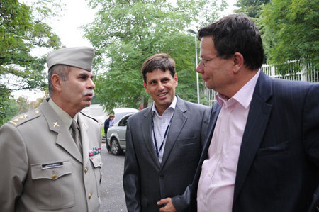 Ředitel Dukly plk. Prisčák, náměstek Hrbata a ministr obrany Vondra