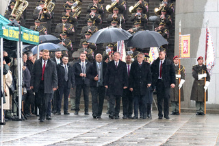 Na Čestný dvůr Národního památníku v Praze na Vítkově přichází prezident České republiky Miloš Zeman a jeho slovenský protějšek Andrej Kiska