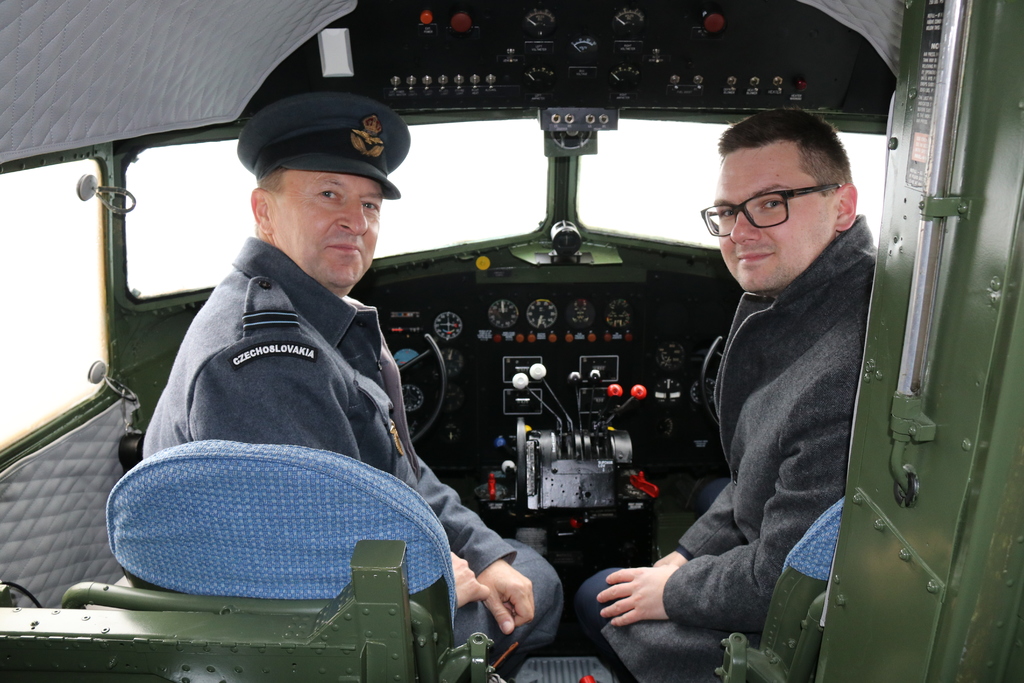 V nově zrekonstruovaném kokpitu Dakoty ředitel VTÚ Jiří Protiva spolu s pilotem