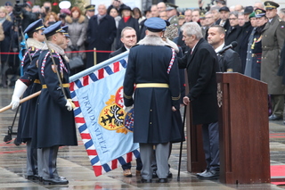 Prezident ČR Miloš Zeman dekoroval bojový prapor jednotky čestnou stuhou