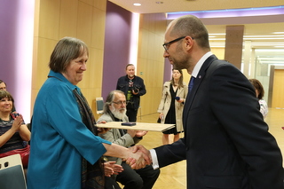 Pamětní odznak a dekret udělil účastníkům 3. odboje náměstek ministra obrany Pavel Beran