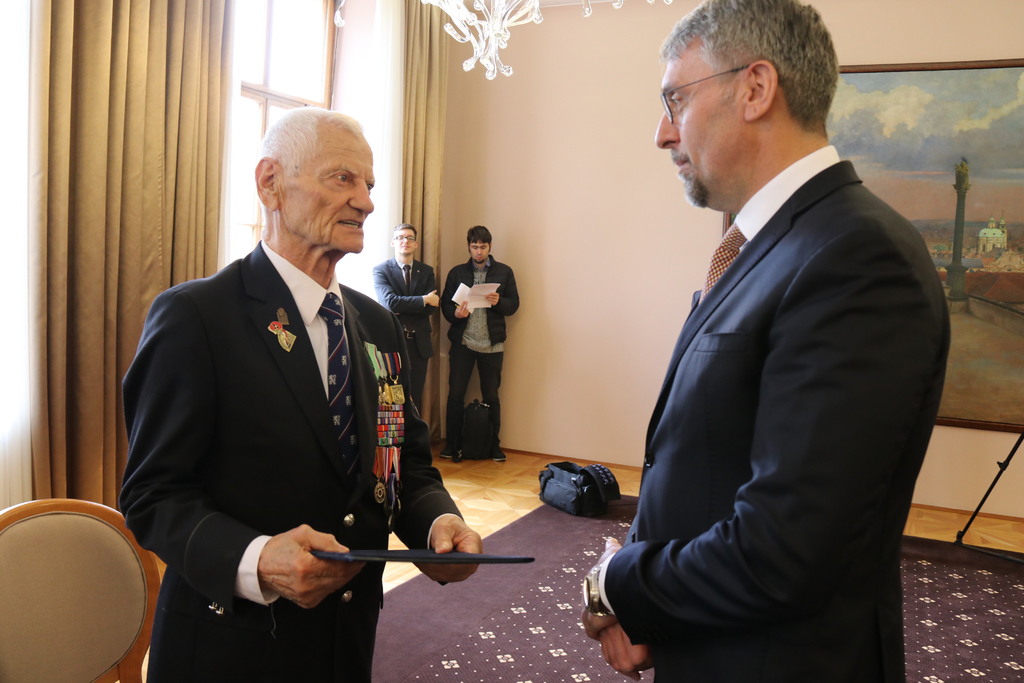 Ministr obrany Lubomír Metnar povýšil do vojenské hodnosti plukovníka ve výslužbě Tichomíra Mirkoviče