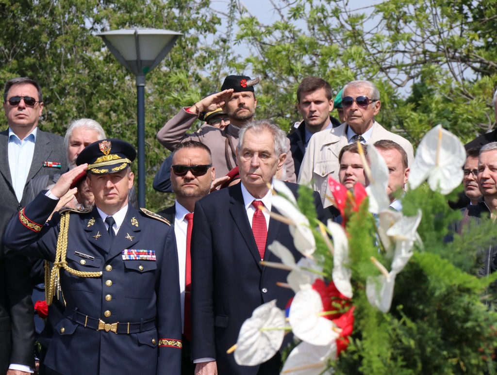 Oslav 74. výročí ukončení 2. světové války – Den vítězství  si připomněli prezident republiky Miloš Zeman a náčelník Vojenské kanceláře prezidenta republiky generál Jan Kaše (vlevo)