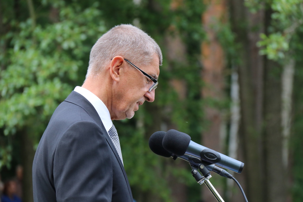 Předseda vlády Andrej Babiš při svém projevu u památníku v Ležákách