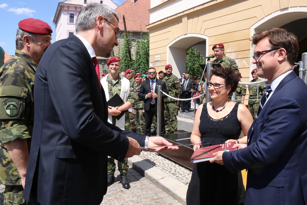 Součástí slavnostního nástupu byl křest knihy o 4 brigádě rychlého nasazení. Ministr obrany Lubomír Metnar při slavnostním křtu.