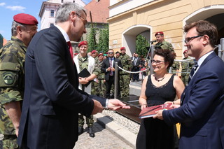 Součástí slavnostního nástupu byl křest knihy o 4 brigádě rychlého nasazení. Ministr obrany Lubomír Metnar při slavnostním křtu.