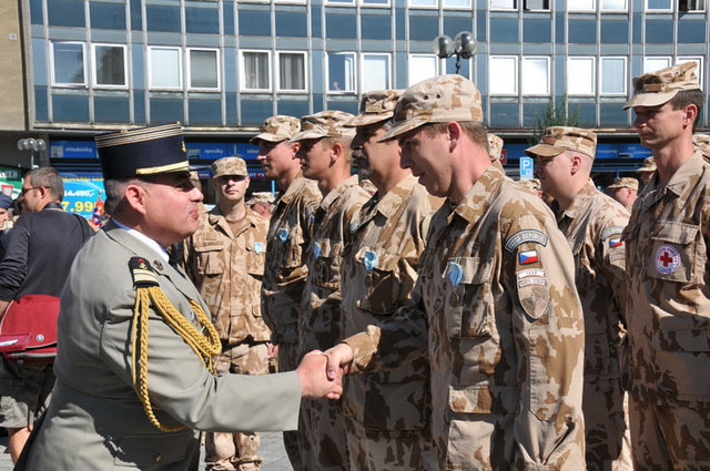 Přidělenec obrany Francie předává medaili jednomu z vojáků, 2. jednotky mise HELI UNIT
