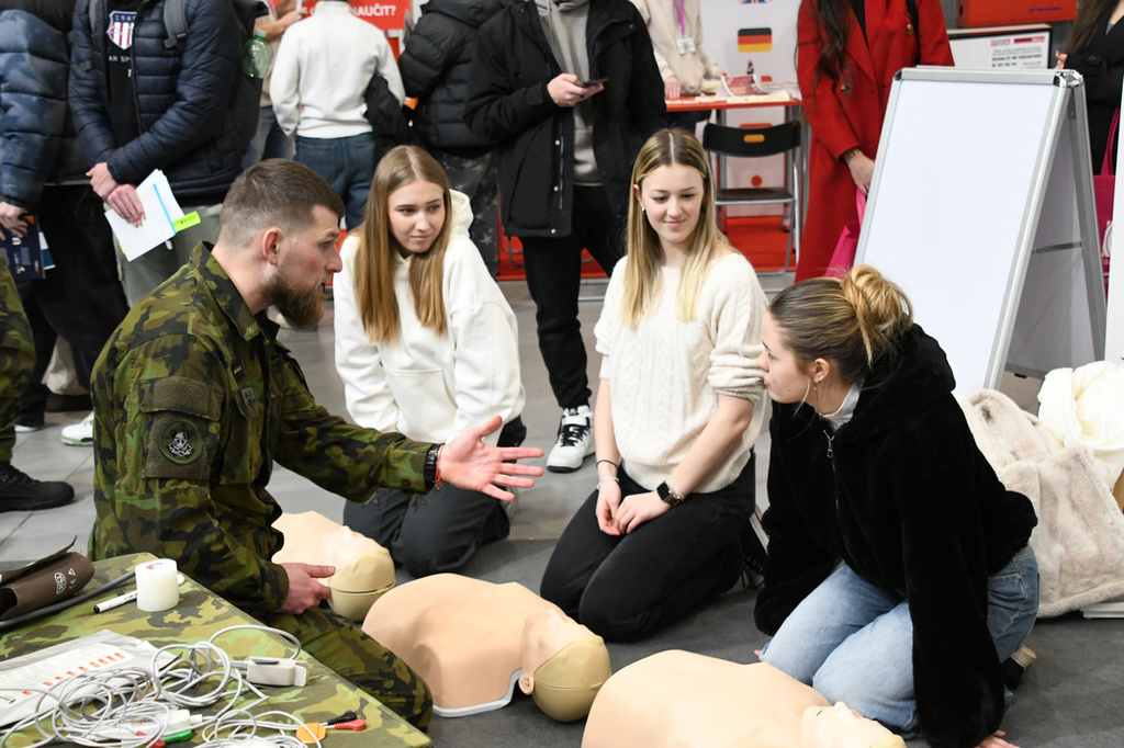 Stříbrná expozice Univerzity obrany na veletrhu Gaudeamus Praha 