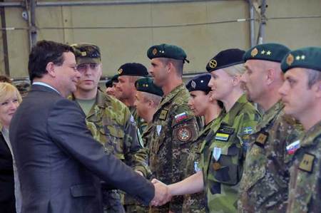 Ministr Vondra blahopřeje švédské podplukovnici k udělenému vyznamenání