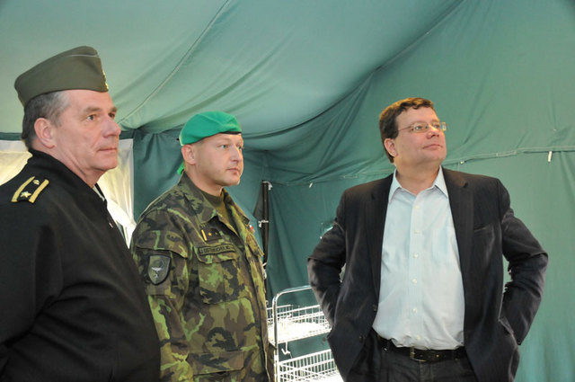 Zleva: generál Zbořil, pplk. Österreicher a ministr Vondra při prohlídce koridoru 6. polní nemocnice