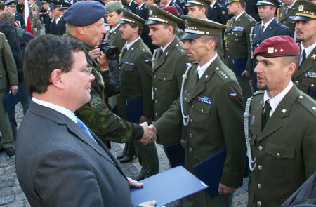 Ministr a náčelník Generálního štábu vyznamenávají vojáky