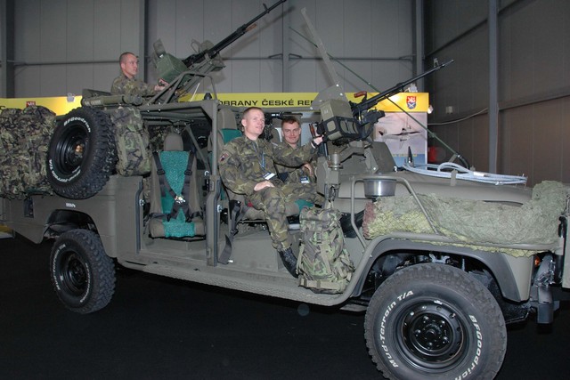 Chrudimští výsadkáři na vozidle Land Rover Defender "Kajman"