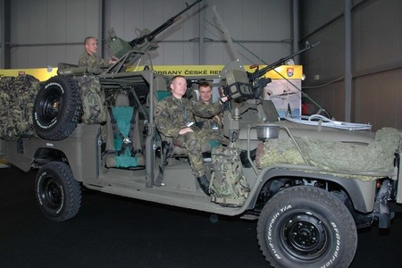 Chrudimští výsadkáři na vozidle Land Rover Defender "Kajman"