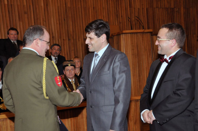 Náměstek ministra obrany Michael Hrbata blahopřeje profesoru Jiřímu Cabalovi ke jmenování