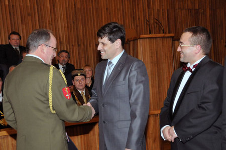 Náměstek ministra obrany Michael Hrbata blahopřeje profesoru Jiřímu Cabalovi ke jmenování