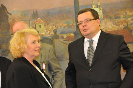Mezi oceněnými byla také Lída Rakušanová - na snímku v rozhovoru s ministrem Vondrou