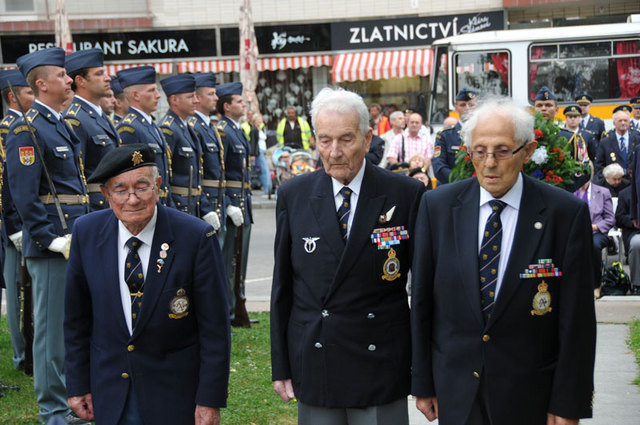 Smuteční věnec k pomníku za veterány z Anglie položili (zleva) Hugo Mellion, Zbyšek Pemberton-Nečas a Bernard Peters ((archiv z roku 2011)