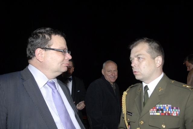 Ministr obrany Alexandr Vondra v rozhovoru s pplk. Eduardem Stehlíkem. Uprostřed režisér filmu Petr Nikolaev