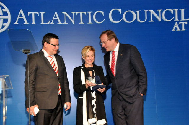 Zleva: ministr Vondra, Barbara Wilkinson a prezident Atlantické rady Frederick Kempe