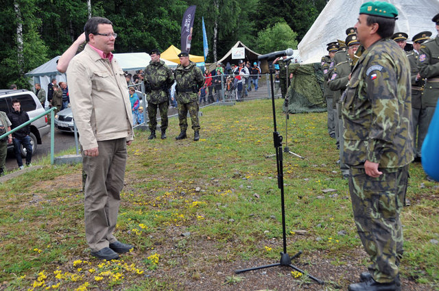 Hlášení ministru Vondrovi podává velitel pozemních sil plukovník gšt. Štefan Kaleta, který letošní akci Bahna velel