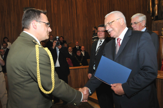 Prezident Václav Klaus blahopřeje plukovníkovi profesorovi Martinovi Macko z Univerzity obrany