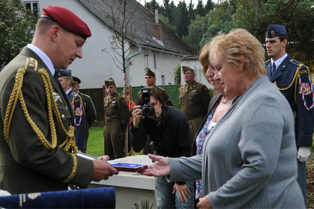 Pamětní plakety dcerám leteckého hrdiny 2. sv. války předal generál Kovanda