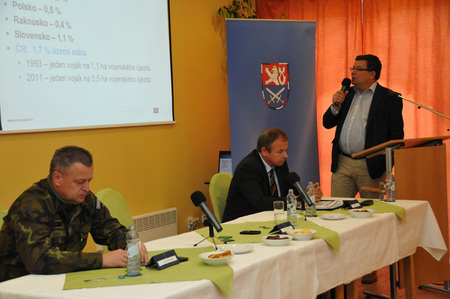 Zleva: generál Miroslav Žižka, Vladímír Kazatel a ministr Alexandr Vondra