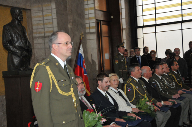 Mezi oceněnými vyznamenáním Zlatá lípa ministra obrany ČR byl také vědec - plukovník profesor Jiří Cabal z Hradce Králové