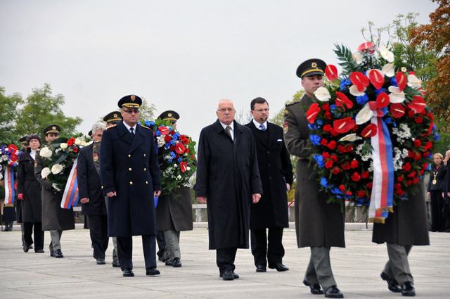 Jako první položil věnec na pražském Vítkově prezident České republiky