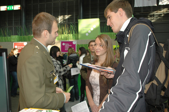Studenti na veletrhu Gaudeamus 2011

