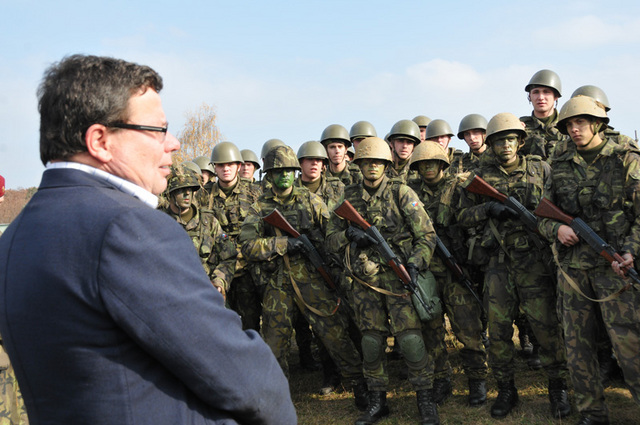 Ministr besedoval s vojáky, kteří se zajímali o budoucnost vojenských profesionálů. Alexandr Vondra ocenil, že absolutní většina jsou srdcaři, kteří chtějí být skutečnými profesionály a hlavním motivačním prvkem nebyl plat