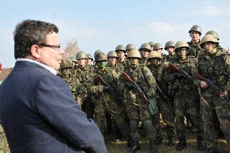 Ministr besedoval s vojáky, kteří se zajímali o budoucnost vojenských profesionálů. Alexandr Vondra ocenil, že absolutní většina jsou srdcaři, kteří chtějí být skutečnými profesionály a hlavním motivačním prvkem nebyl plat