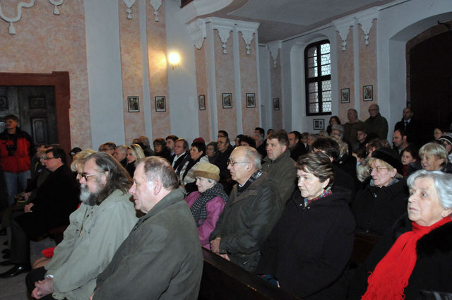 Zámecká kaple byla při mši svaté zaplněna do posledního místa hosty i pracovníky zařízení a nechyběli ani věřící z nedalekých obcí