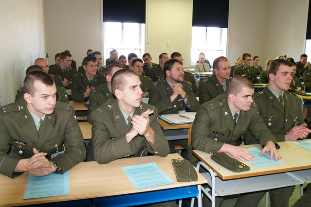 Studenti Univerzity obrany na besedě s válečnými veterány
